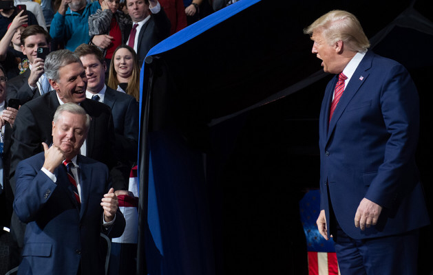 Lindsey Graham menyambut Donald Trump dalam sebuah kampanye di North Charleston Coliseum, North Charleston, South Carolina, 28 February 2020 silam. 
