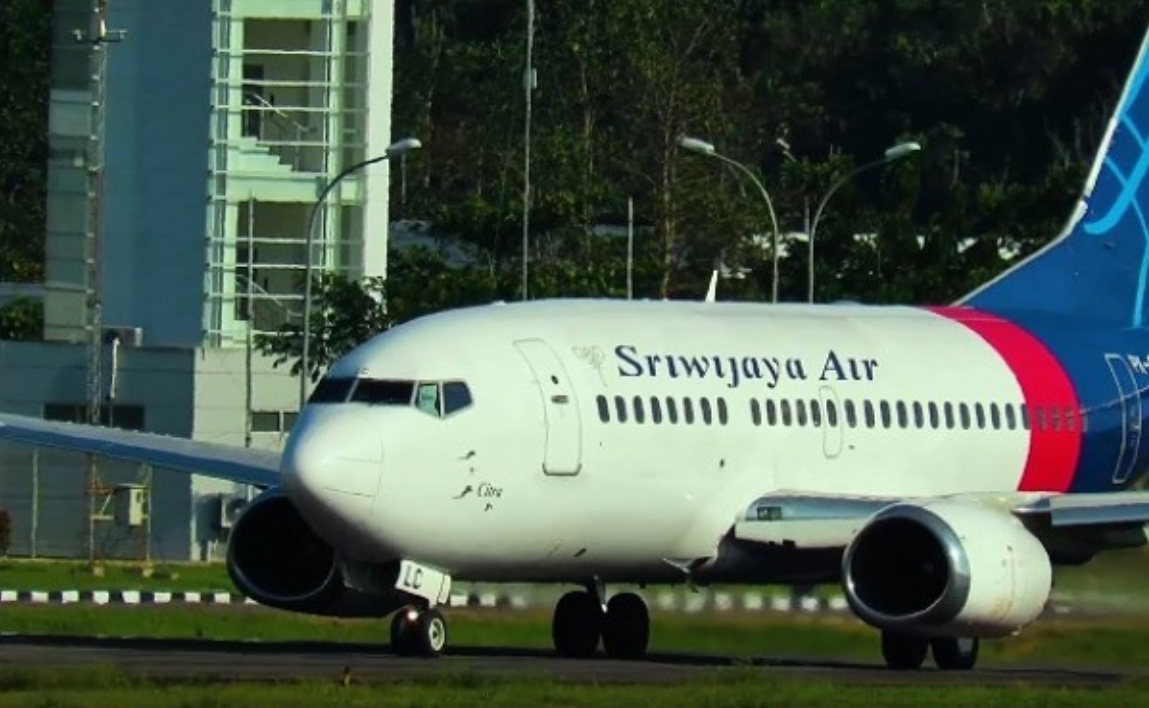 Petugas mengevakuasi satu kantong jenazah penumpang Sriwijaya Air SJY-182. (Istimewa)