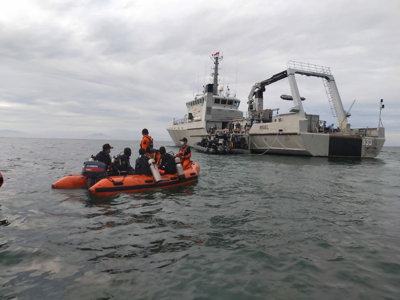 Tim Basarnas sedang melakukan pencarian korban dan bangkai pesawat Sriwijaya SJY 182 yang jatuh di perairan Pulau Seribu. ( foto: Istimewa)