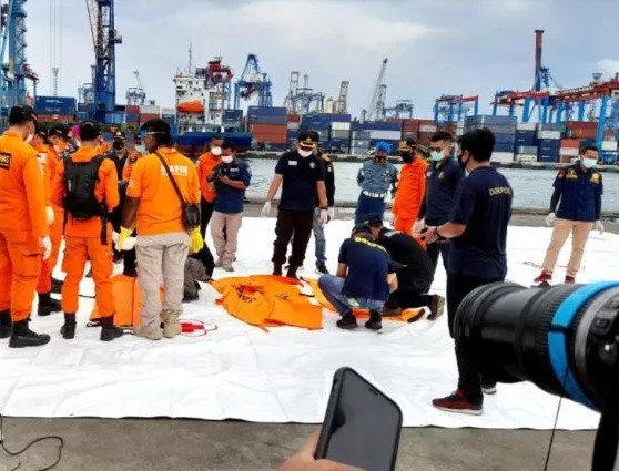 Tim SAR gabungan menemukan bagian dari badan pesawat Sriwijaya Air, yang jatuh di Perairan Kepulauan Seribu, pada Sabtu 9 Januari 2021. (Foto: Istimewa)