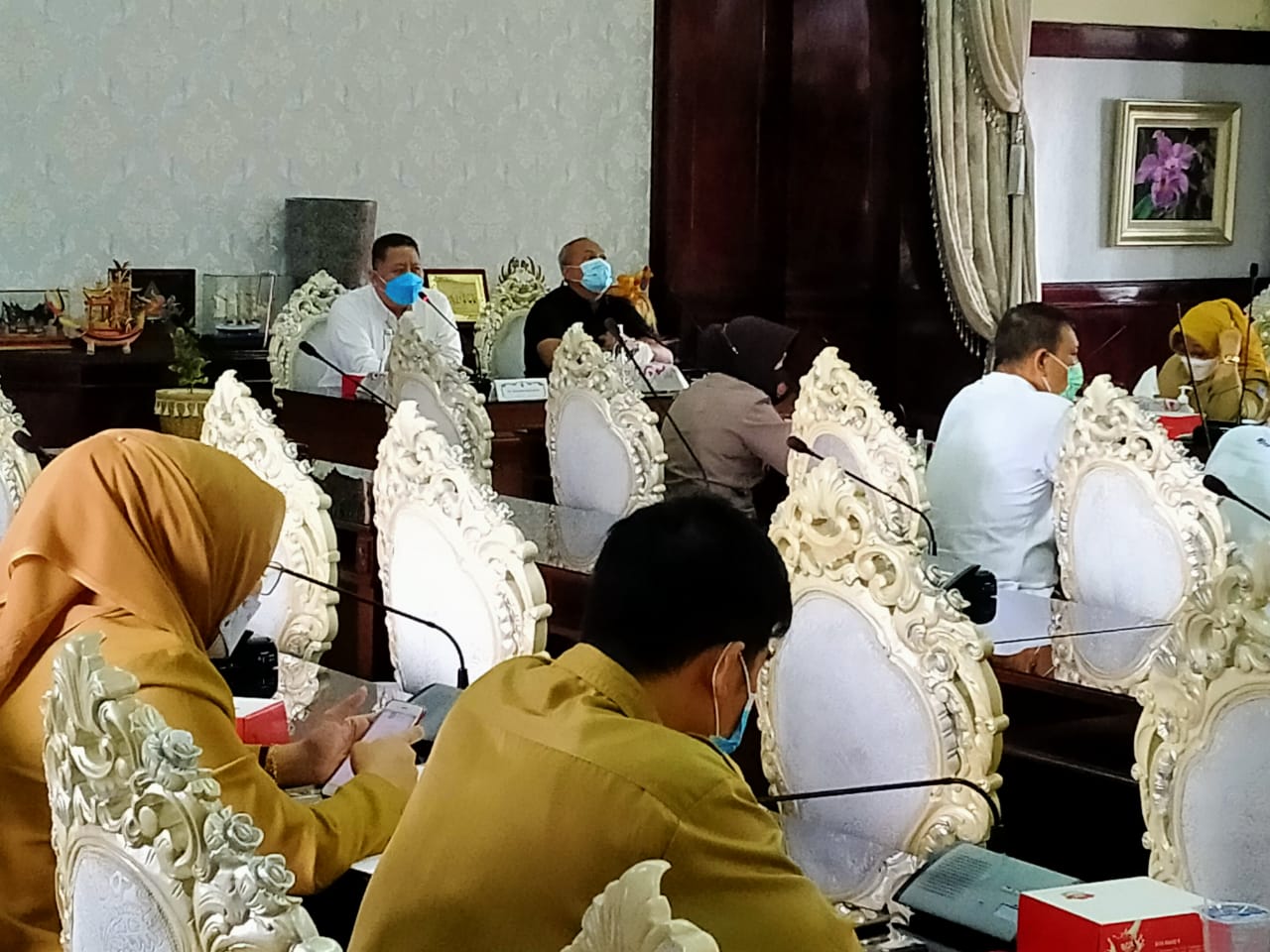 Plt Walikota Surabaya, Whisnu Sakti Buana ketika memimpin rapat koordinasi pemberlakuan PPKM di Balai Kota Surabaya, Senin 11 Januari 2021. (Foto: Fariz Yarbo/Ngopibareng.id)