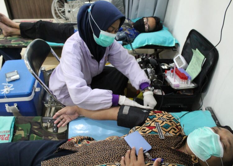 Aktivitas donor darah yang dilakukan kader Muhammadiyah di masa pandemi Covid-19. (Foto: Istimewa)