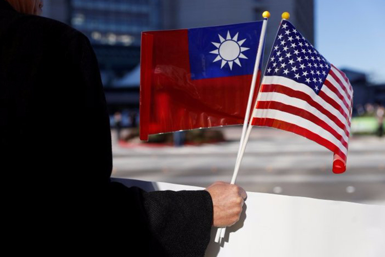 Seorang diplomat sedang membawa bendera Amerika Serikat dan bendera Taiwan. (Foto: dw)