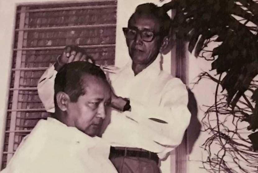 Presiden Soeharto saat potong rambut di rumahnya. (Foto: Jejak Langkah)