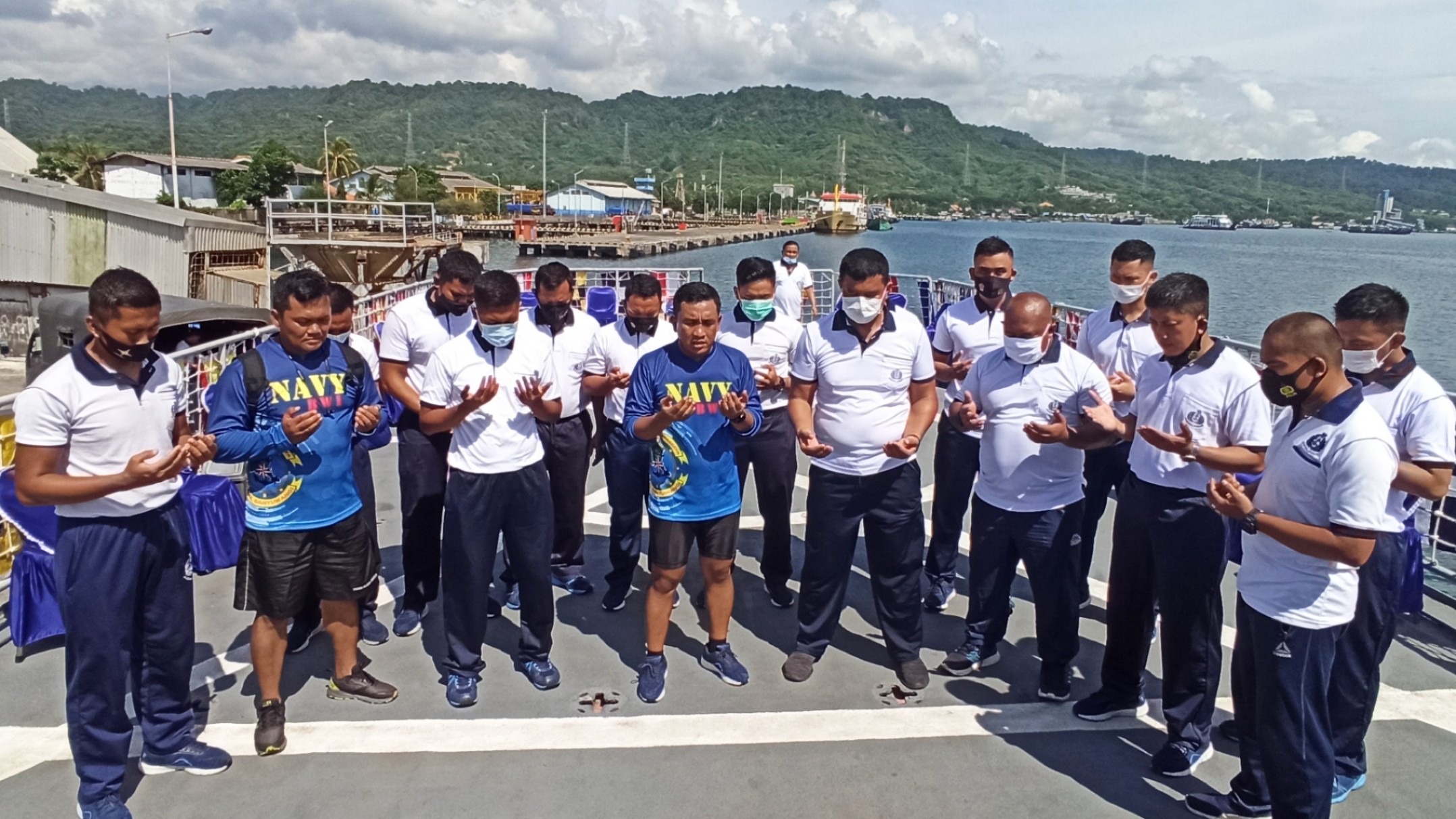 Komandan Lanal Banyuwangi Letkol Laut (P) Joko Setiyono memimpin doa bersama untuk korban kecelakaan pesawat Sriwijaya Air diatas Geladak KRI Tongkol 813 (Foto: Muh Hujaini/Ngopibareng.id)