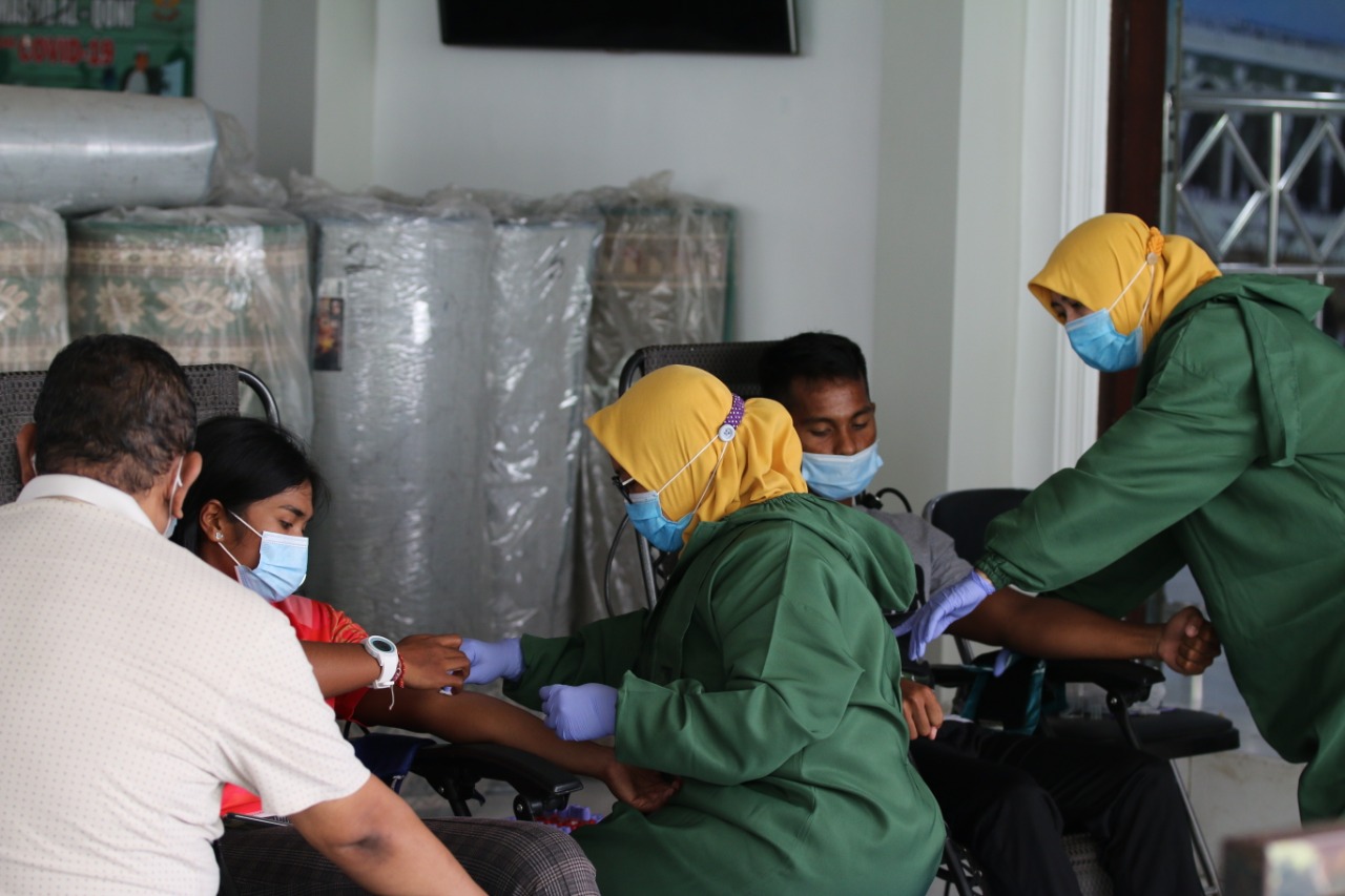 Atlet Puslatda Jatim melakukan donor plasma konvalesen di Kantor KONI Jatim, Surabaya, Selasa 12 Januari 2021.
