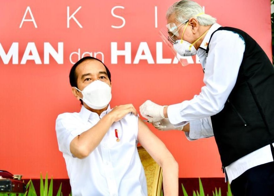 Presiden Jokowi saa disuntik Vaksin Sinovac oleh dr Abdul Mutholib. (Foto: Setpres)