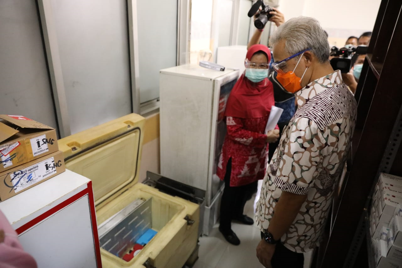 Gubernur Jawa Tengah Ganjar Pranowo mengecek dua fasilitas layanan kesehatan untuk menjalankan vaksin Covid-19. (Foto: Istimewa)