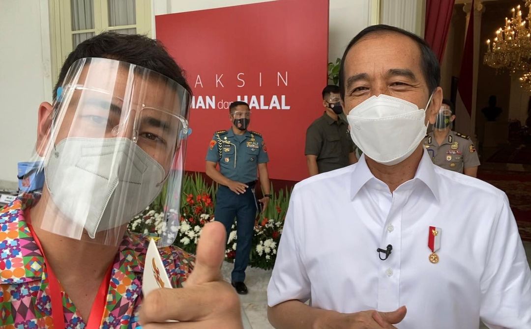 Rafi Ahmad foto bareng Presiden Jokowi usai disuntik vaksin covid-19. (Foto: Instagram @raffinagita1717)