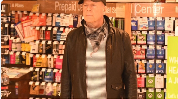Bruce Willis kedapatan tak bermasker saat belanja di sebuah toko ritel. (Foto: Twitter/pagesix)