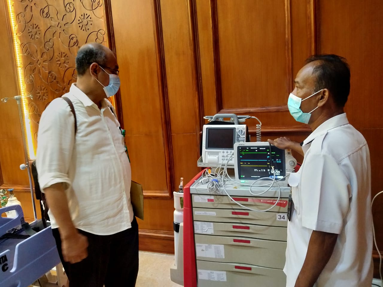 Petugas Kesehatan menyiapkan peralatan mini ICU yang dipersiapkan untuk proses vaksinasi Covid-19 di Gedung Negara Grahadi, Surabaya, Rabu 13 Januari 2021. (Foto: Fariz Yarbo/Ngopibareng.id)