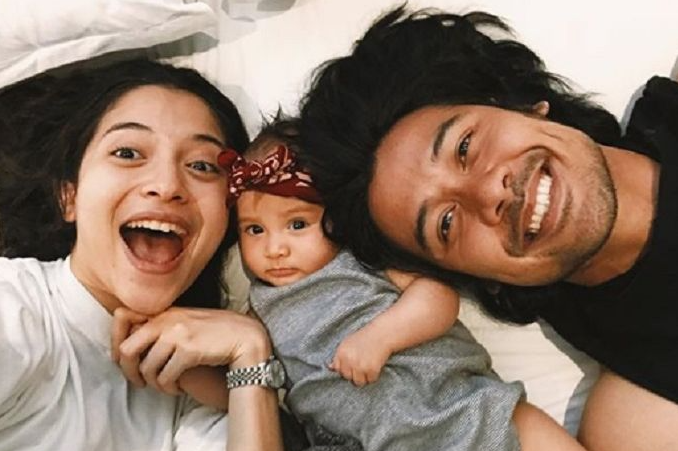 Keluarga aktor Chicco Jerikho dan Putri Marino. (Foto: Instagram)