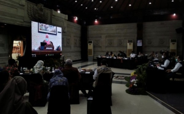 Gubernur Jawa Timur Khofifah Indar Parawansa ketika memberi arahan dalam Rapat Koordinasi Penanganan dan Pelaksanaan Vaksinasi Covid-19 secara virtual, Jumat 8 Januari 2021. (Foto: Fariz Yarbo/Ngopibareng.id)
