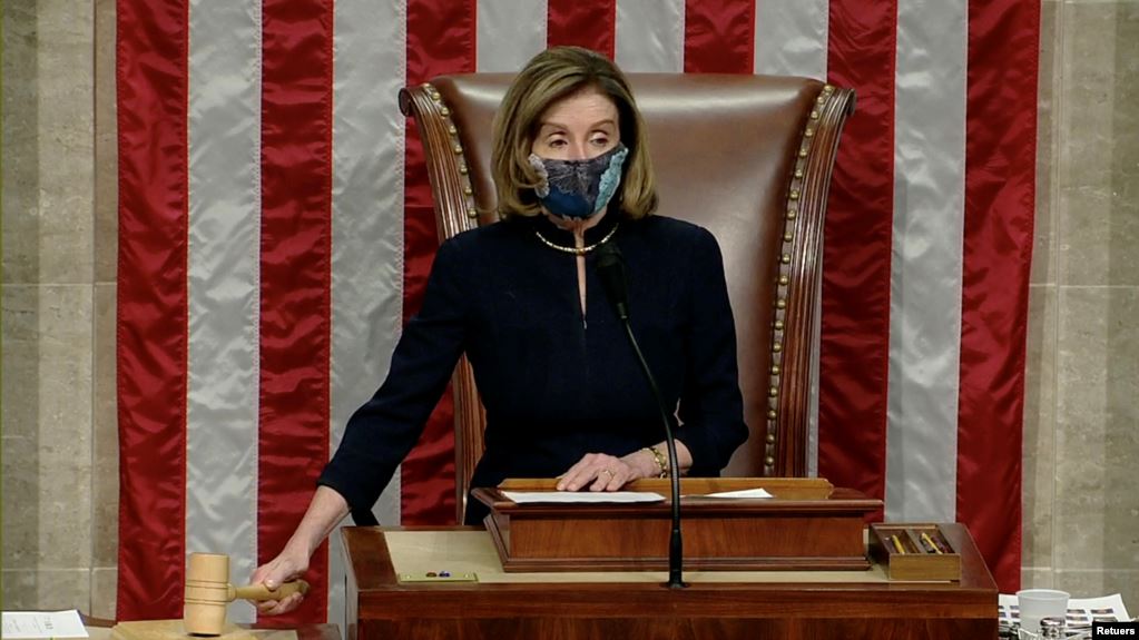 Ketua DPR Amerika Serikat (AS) Nancy Pelosi memimpin sidang pemungutan suara di DPR AS untuk memakzulkan Presiden Donald Trump di Gedung Capitol, Washington DC pada Rabu 13 Januari 2021. (Foto: rtrs)