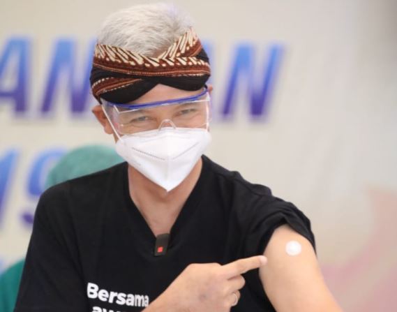 Gubernur Jawa Tengah Ganjar Pranowo menunjukkan letak suntik vaksin Covid-19. (Foto: Dok. Pemprov Jateng)