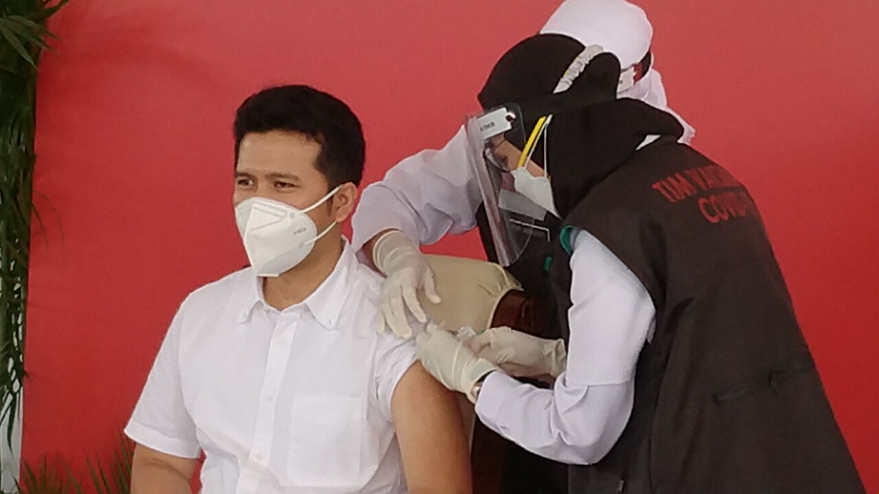 Wagub Jatim, Emil Elestianto Dardak ketika menerima vaksin pertama di Jatim, di Gedung Negara Grahadi, Surabaya, Kamis 14 Januari 2021. (Foto: Fariz Yarbo/Ngopibareng.id)