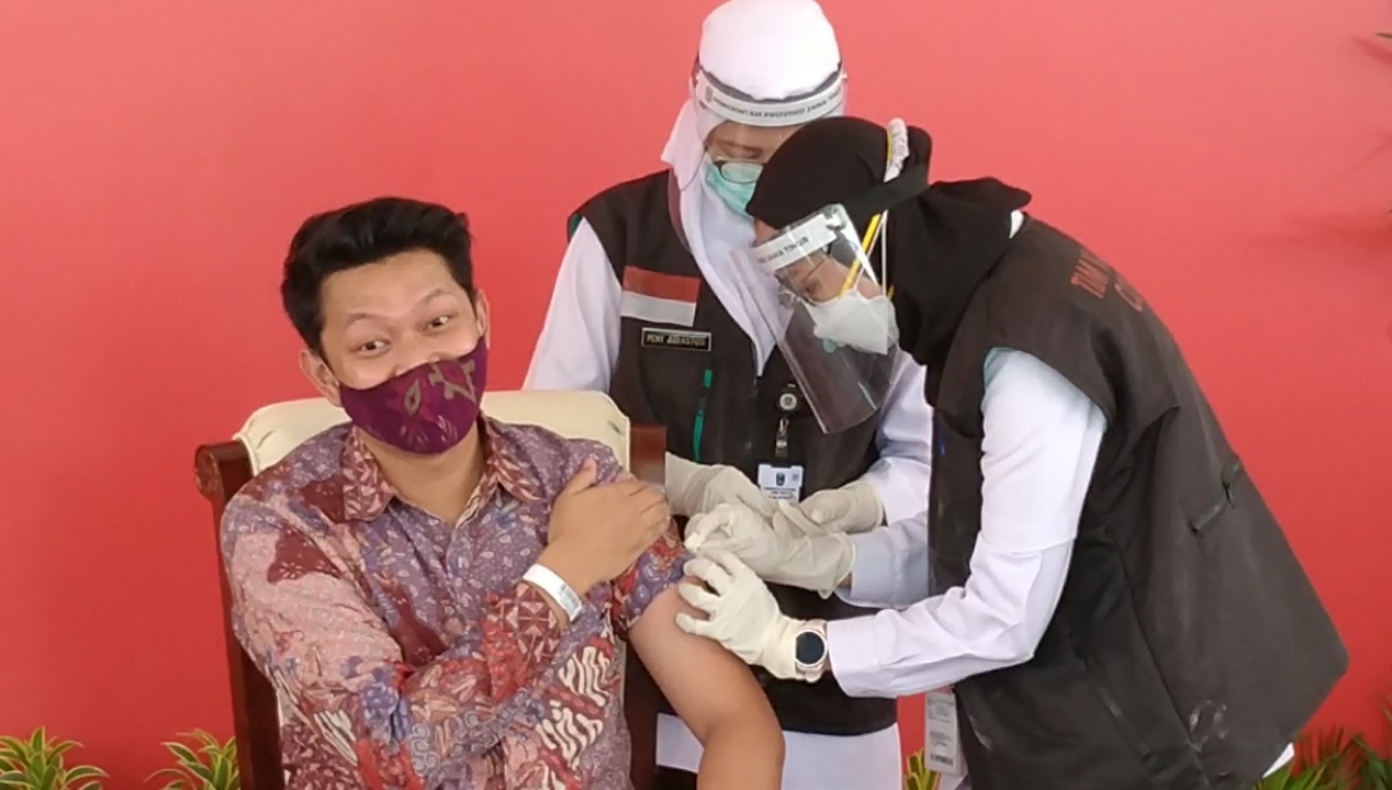Influencer sekaligus aktor Bayu Skak menjalani vaksinasi Covid-19 di Gedung Negara Grahadi, Surabaya, Kamis 14 Januari 2021. (Foto: Fariz Yarbo/Ngopibareng.id)