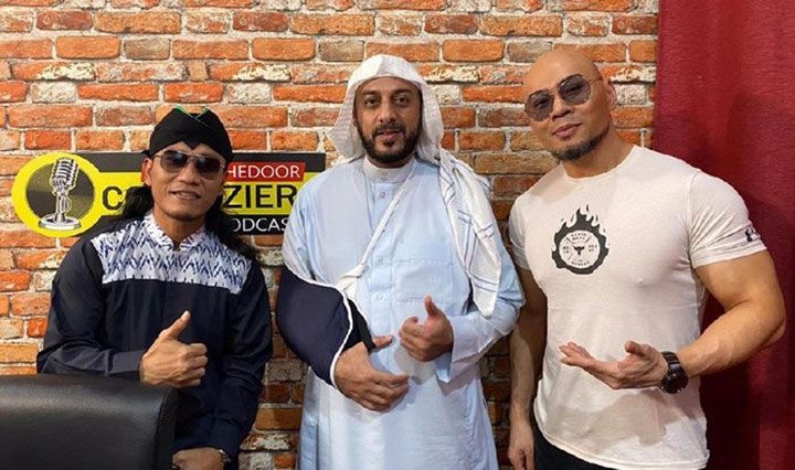 Foto kenangan Deddy Corbuzier dan Gus Miftah bersama almarhum Syekh Ali Jaber. (Foto: Instagram @mastercorbuzier)