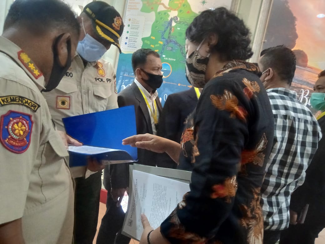 Personel Satpol PP Kabupaten Malang saat memeriksa dokumen perizinan KLB Askab PSSI Malang (Foto: Istimewa)