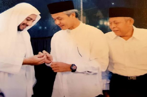 Foto kenangan Gubernur Jawa Tengah Ganjar Pranowo dengan almarhum Syekh Ali Jaber. (Foto: Istimewa)
