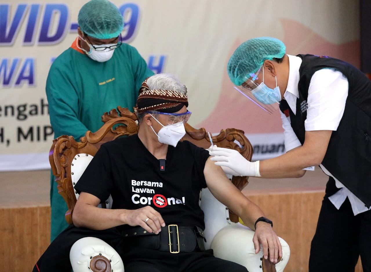 Dokter Zulfachmi Wahab suntik vaksin Covid-19 pertama ke Gubernur Jawa Tengah, Ganjar Pranowo, Kamis 14 Januari 2021. (Foto: Dok. Pemprov Jateng)