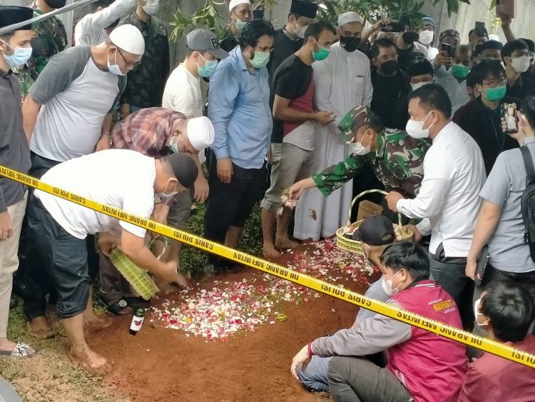 Syekh Ali Jaber dimakamkan di Ponpes Daarul Quran, Kamis, 14 Januari 2021. (Foto: JP)