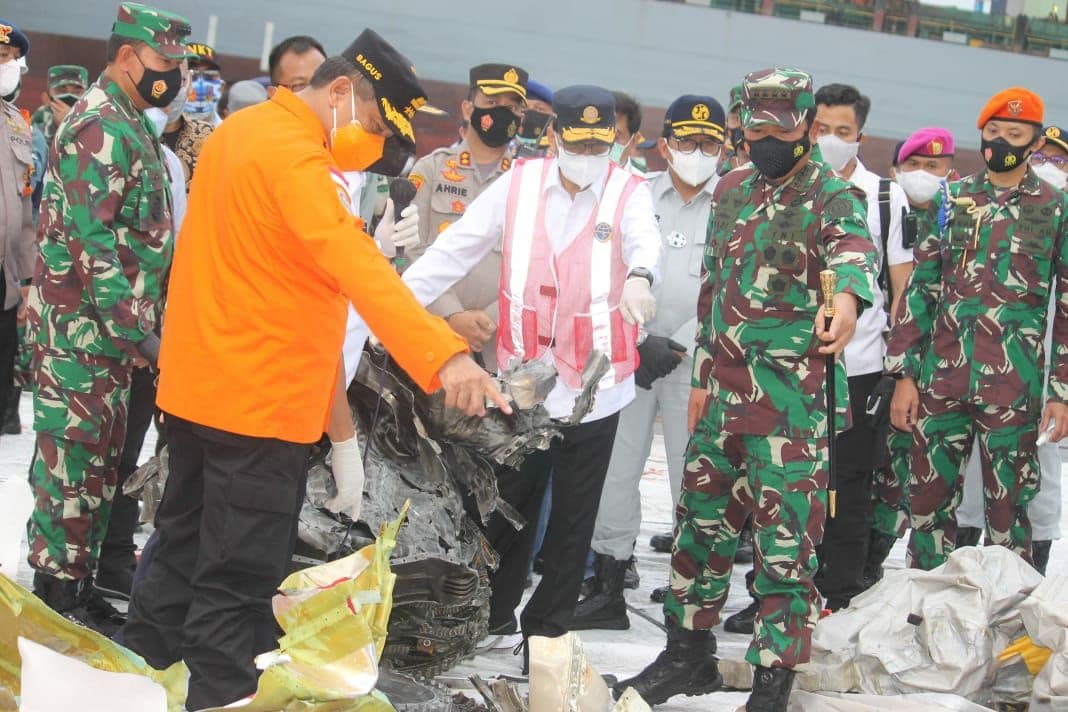 Serpihan pesawat Sriwijaya Air SJ182  yang ditemukan Tim SAR sedang diteliti oleh Kepala Basarnas Bagus Purohito dan Ketua KNKT Soeharjo Tjahyono. (Foto: Asmanu/Ngopibareng.id)