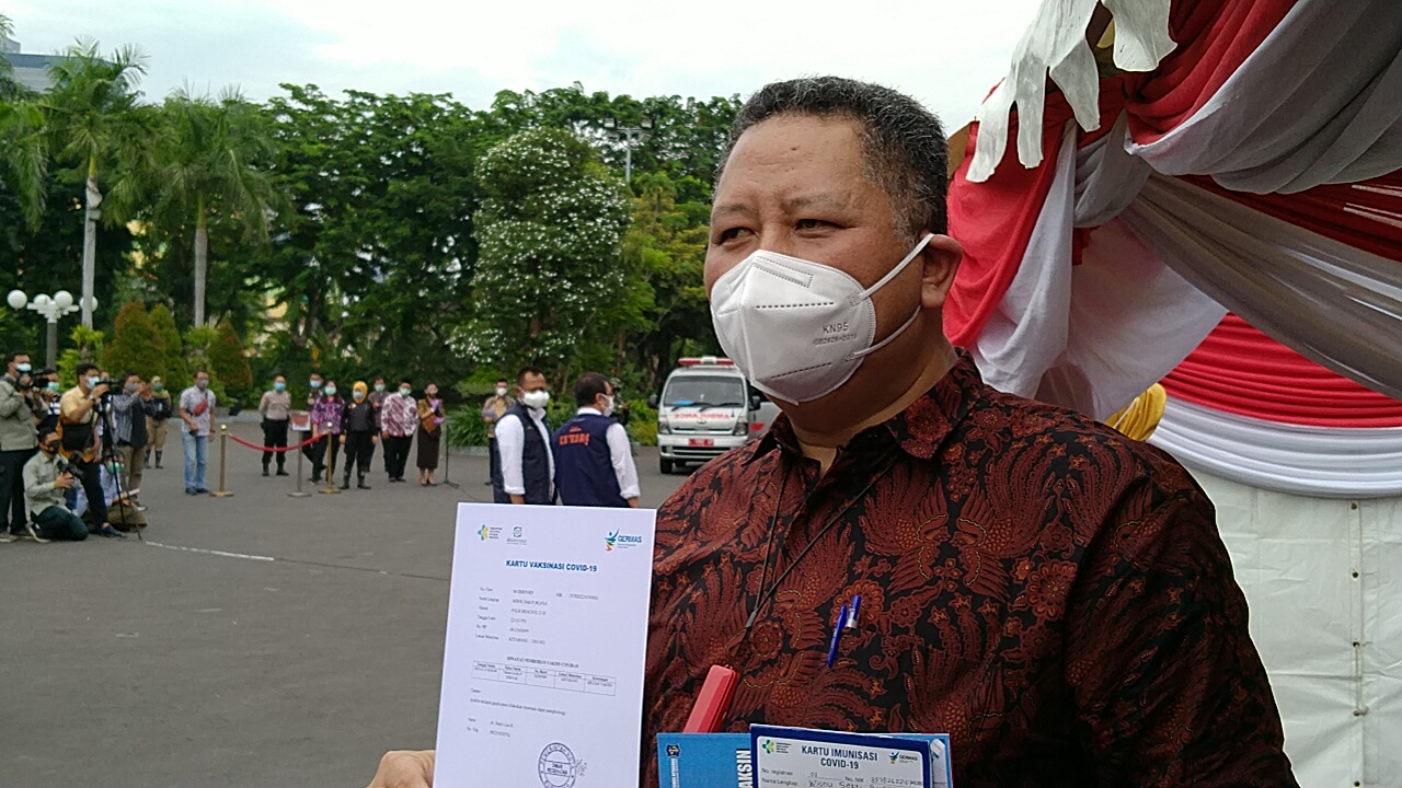 Plt Walikota Surabaya, Whisnu Sakti Buana menunjukkan kartu vaksinasi Covid-19 di Balai Kota Surabaya, Jumat 15 Januari 2021. (Foto: Fariz Yarbo/Ngopibareng.id)