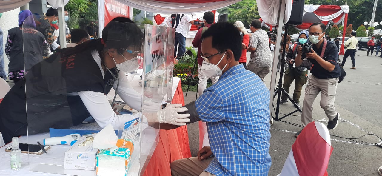 Ketua DPRD Kota Surabaya Adi Sutarwijono menjalani screening ulang setelah sebelumnya sempat ditolak untuk menerima vaksin karena tekanan darahnya tinggi. (Foto: Alief Sambogo/Ngopibareng.id))