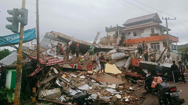 Puing-puing bangunan yang runtuh karena gempa. (Foto: Istimewa)