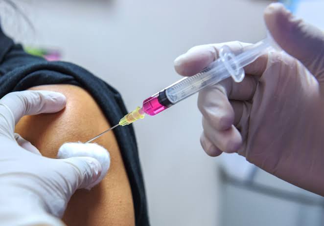 Ilustrasi penyuntikan vaksin. (Foto: Shutterstock)
