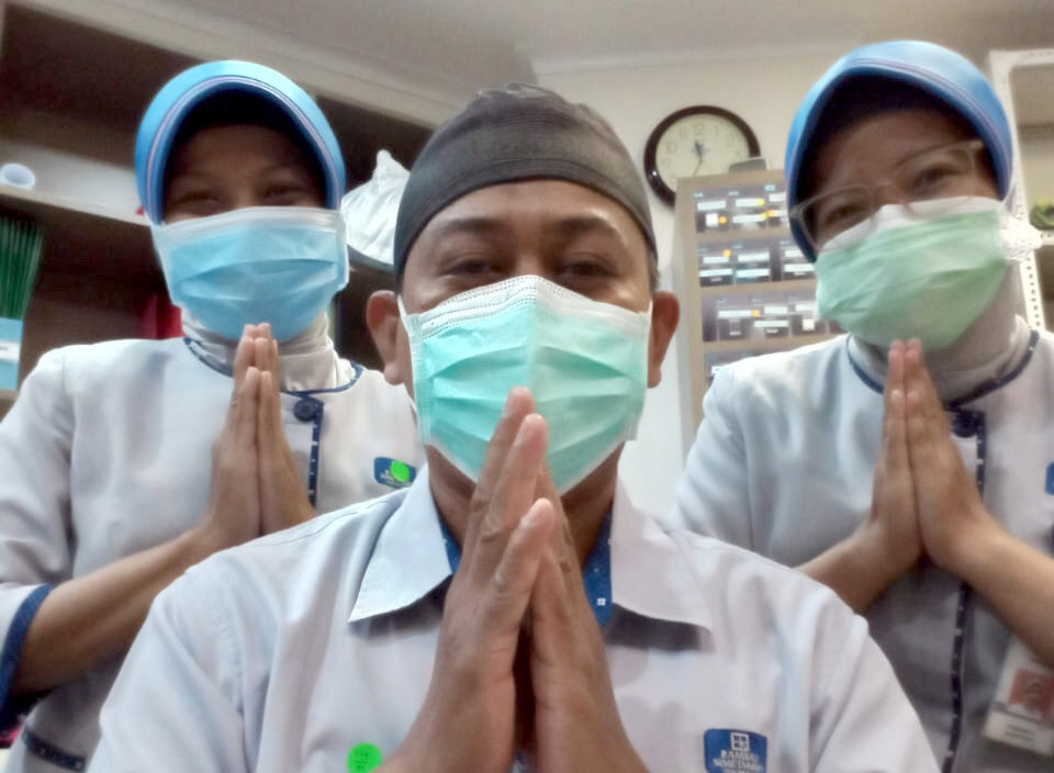 Apoteker Rumah Sakit Premier yang menyiapkan obat dan mendoakan kesembuhan saya. Dari kiri ke kanan: Cholifa , Ibnu, dan Aminatus. Image form Disway