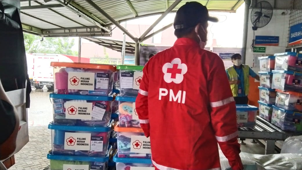 Selain memberikan bantuan tenaga barang, PMI juga mengirimkan 10 dokter untuk membantu korban bencana alam di Sulawesi Barat. (Foto: PMI)