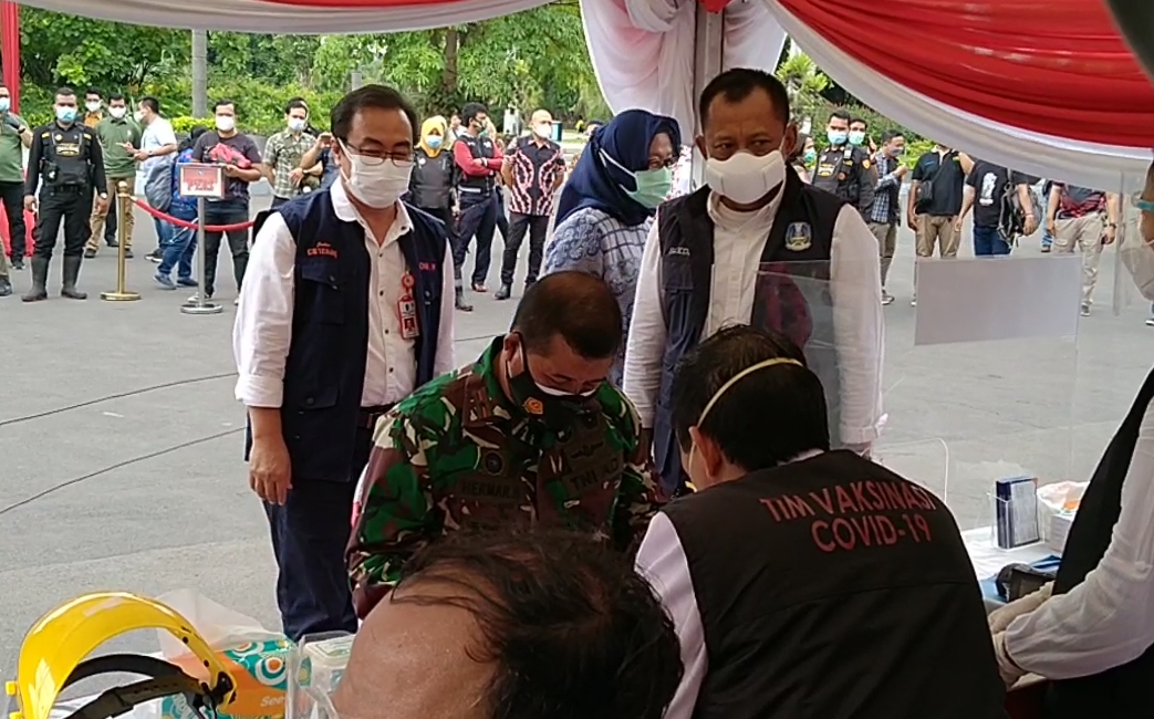 Sekdaprov Jatim, Heru Tjahjono (kanan) meninjau proses vaksinasi di Balai Kota Surabaya, Jumat 15 Januari 2021. (Foto: Fariz Yarbo/Ngopibareng.id)