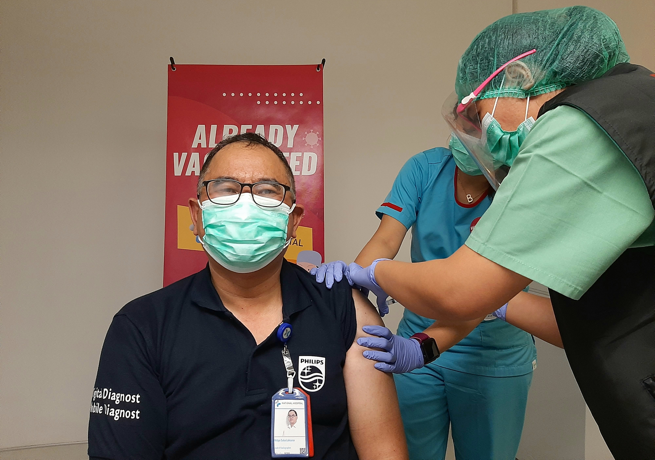 Penyuntikan vaksin di National Hospital Surabaya. (Foto: istimewa)
