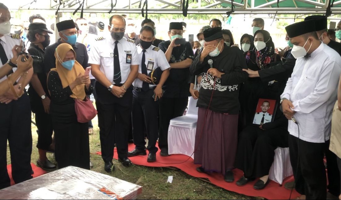 Ayah Fadly tak kuat menahan tangis di upacara pemakaman anaknya. (Foto: Andhi Dwi/Ngopibareng.id)