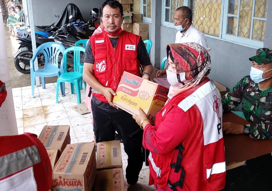 PMI Kalsel salurkan bantuan paket sembako untuk korban banjir. (Foto: Dok PMI Kalsel)