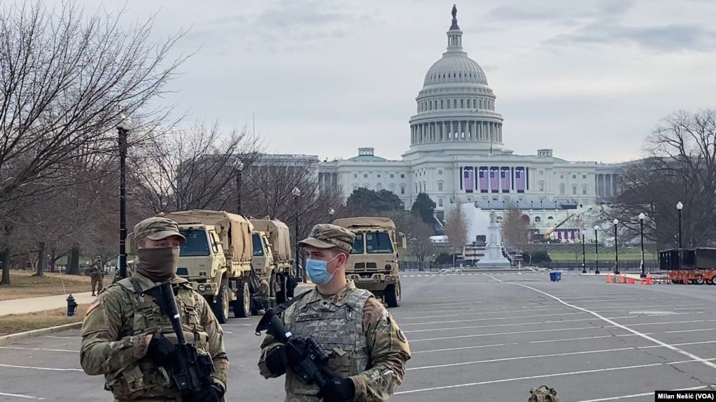 Para tentara dari Garada Nasional berjaga di depan Gedung Kongres, di Washington, D.C, Kamis, 14 Januari 2021.(Foto: voa)