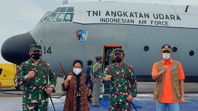 Menteri Sosial (Mensos) Tri Rismaharini terbang ke lokasi gempa di Majene dan Mamuju, Sulawesi Barat, bersama Kepala BNPB Indonesia Doni Monardo. (Foto: Twitter @BNPB_Indonesia)