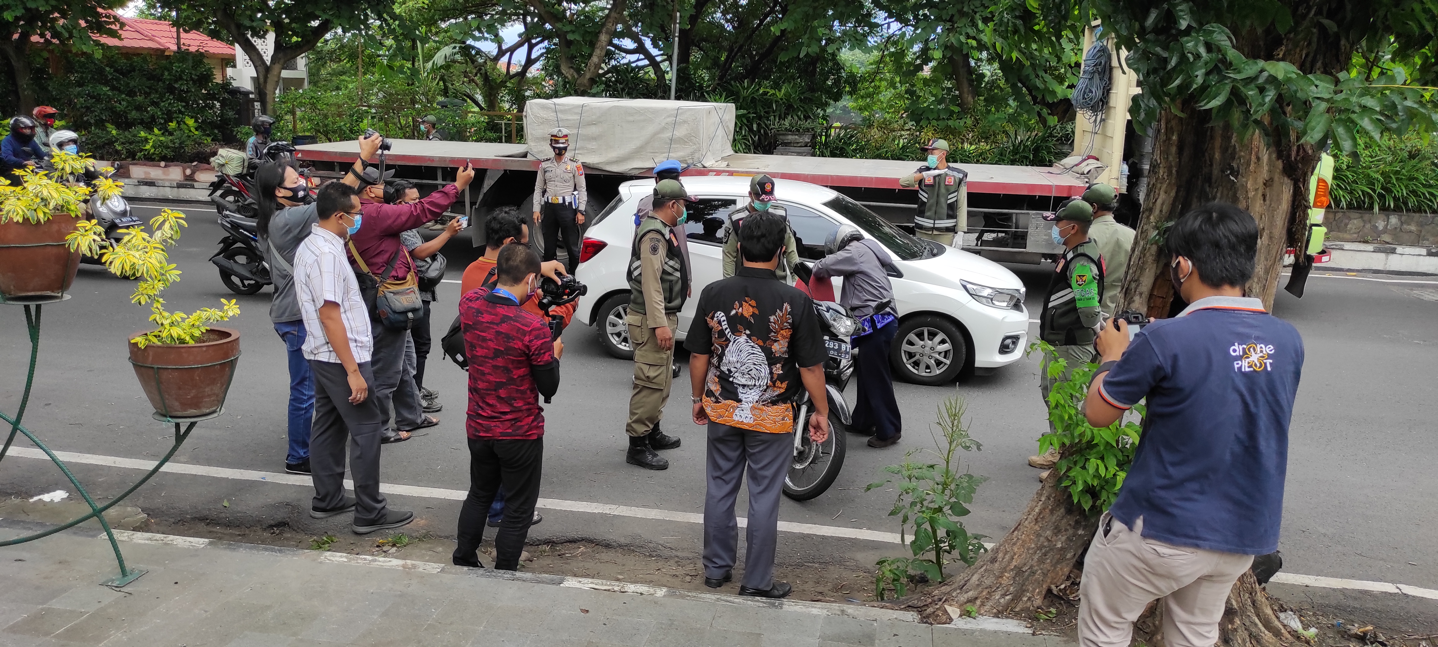 Petugas gabungan di Kota Kediri gelar operasi yustisi protokol kesehatan. (Foto: Fendi/Ngopibareng.id) 