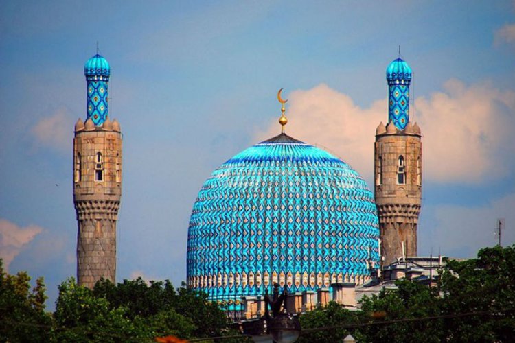 Blue Mosque di kota Saint Petersburg, Rusia. Masjid ini dibuka kembali setelah lama ditutup selama era Uni Soviet. Bung Karno berperan penting dibukanya kembali masjid ini.  (Foto: travellers)