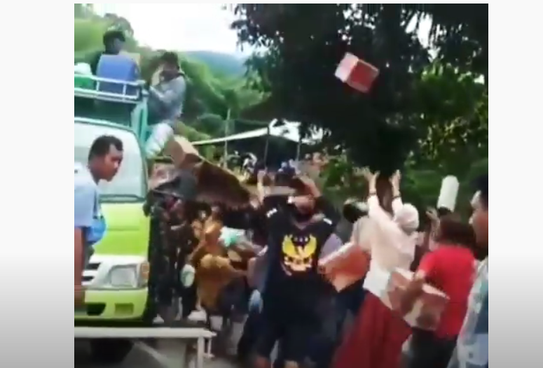 Video yang viral, diduga warga Mamuju menjarah truk berisi logistik. Polisi sedang menyelidiki indisen ini. (Foto: Tangkapan layar Youtube)