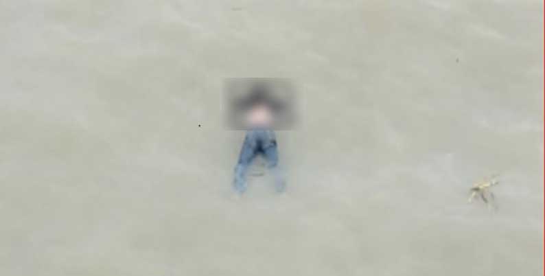 Potongan video, mayat seorang pria yang mengapun di bawah Jembatan Suramadu (Foto: Istimewa)