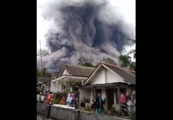Gunung Semeru erupsi. (Foto: Istimewa)