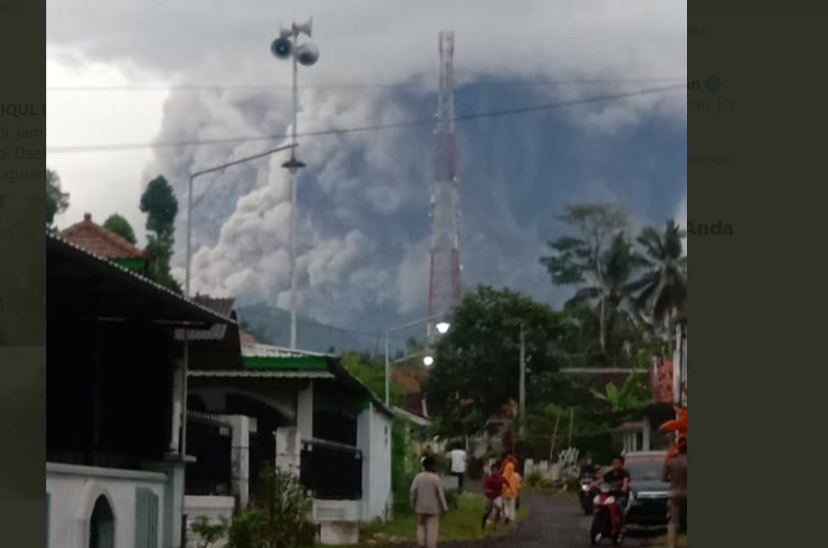 Gunung Semeru erupsi pada Sabtu, 16 Januari 2021. (Foto: Twitter Thoriqul Haq)