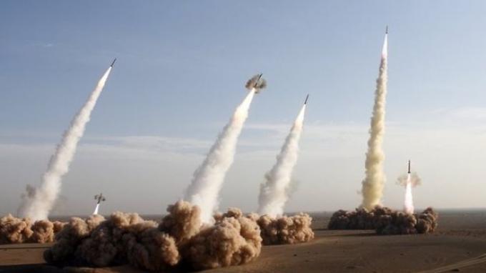 Korps Garda Revolusi Iran menggelar latihan militer dengan menguji coba rudal balistik. (Foto: aljazeera) 