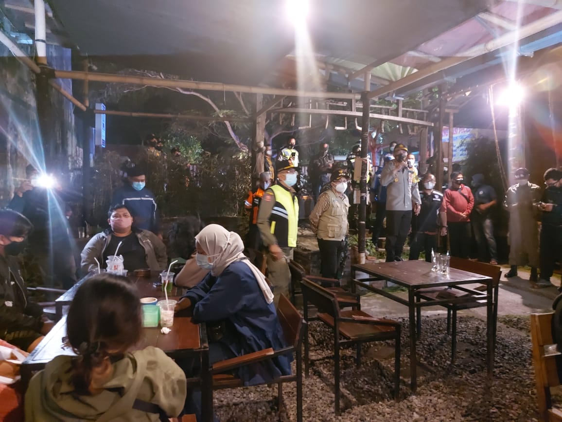 Operasi gabungan PPKM Kota Malang saat melakukan penindakan di salah satu kafe yang masih buka hingga pukul 23.00 WIB (Foto: Lalu Theo/ngopibareng.id)