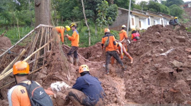 Evakuasi longsor di Sumedang diperpanjang, 28 korban ditemukan. (Foto: Antaranews)