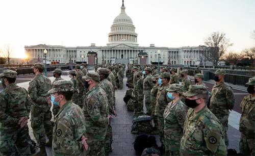 Tentara AS siap siaga menjaga Capitol Hill, Washington DC, kemarin. (Foto:CBC.ca)
