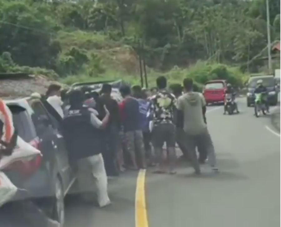 Video warga menjarah mobil berisi logistik yang viral di media sosial. (Foto: Tangkapan layar:Instagram)